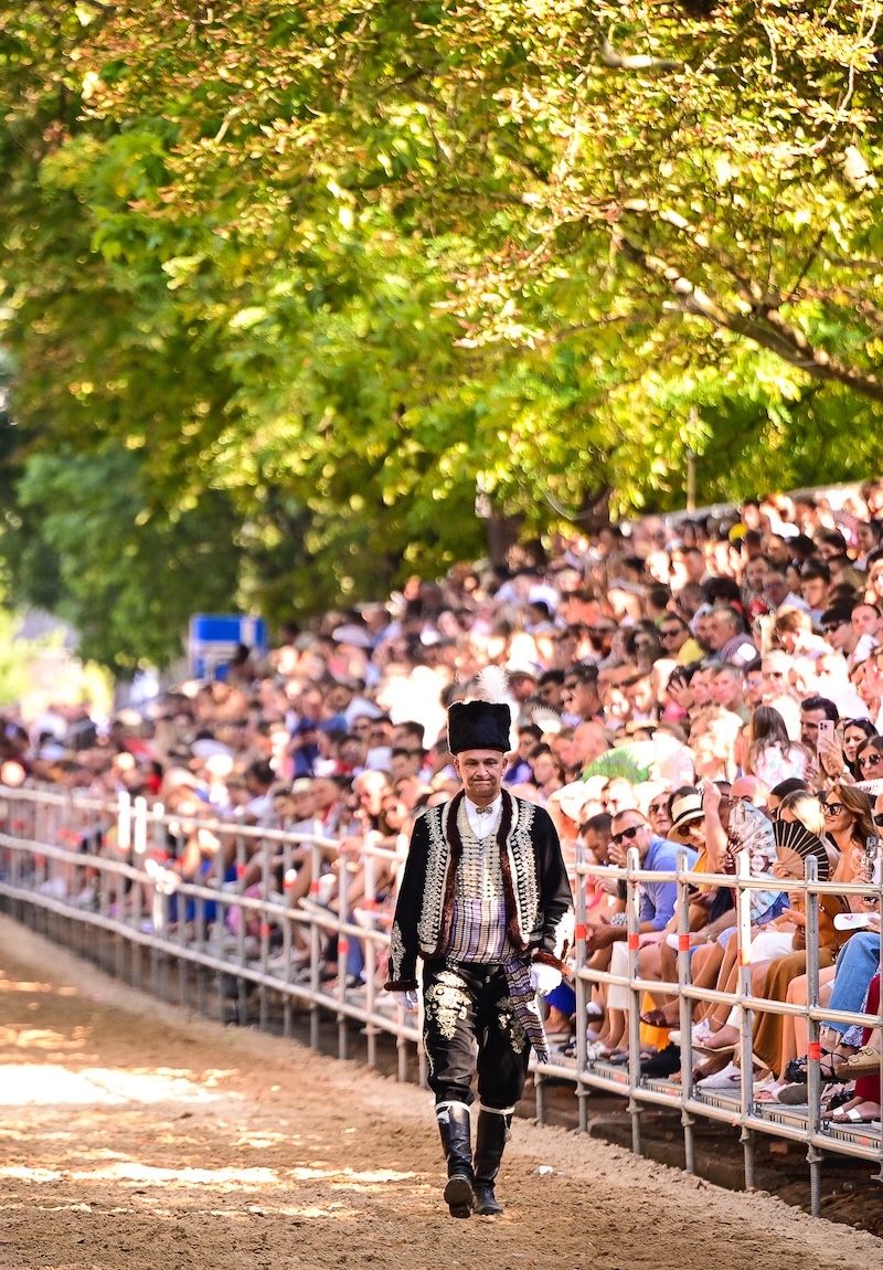 The Alajčauš walking the Sinjska Alka race track